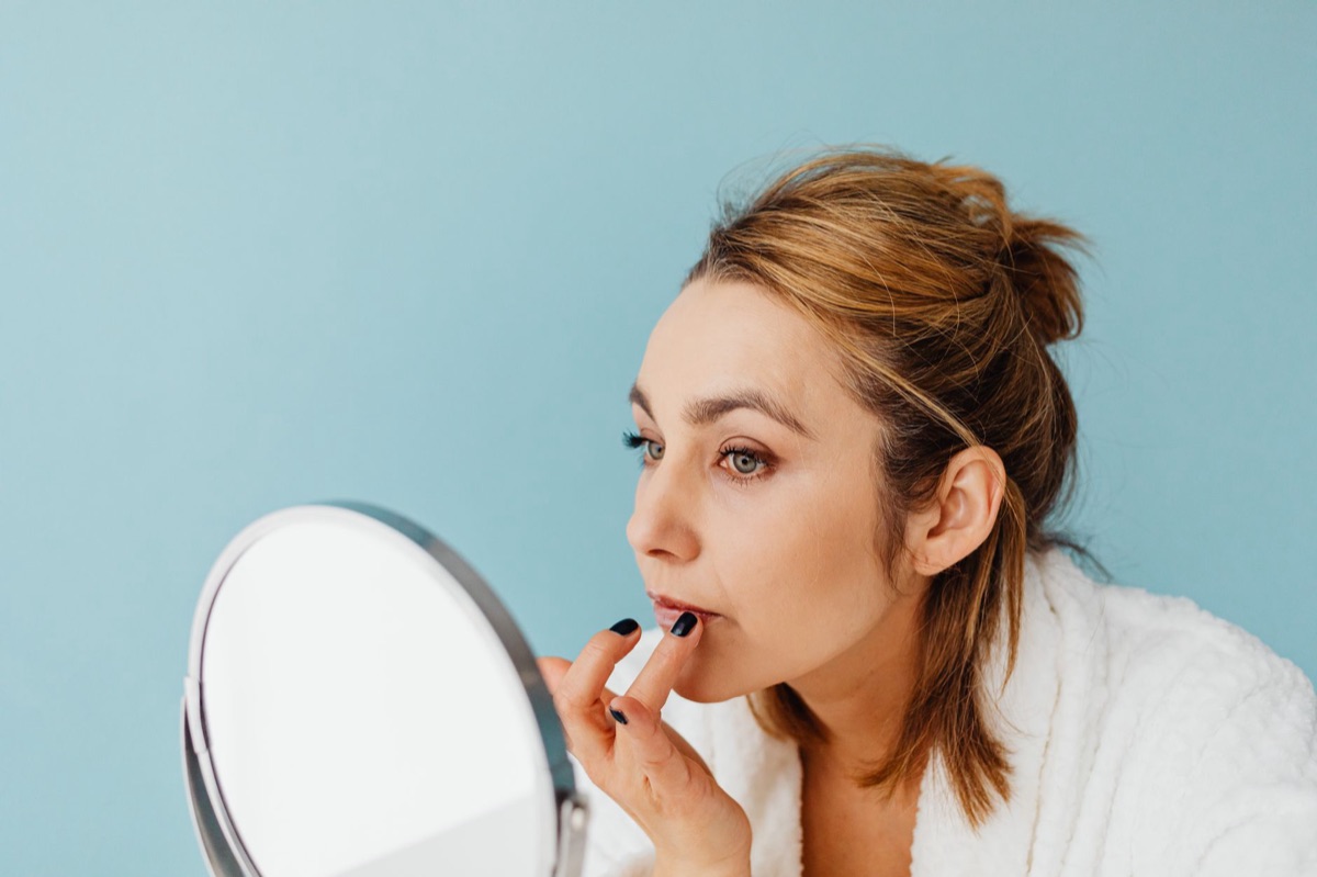 trucco naturale in stile parigino con rossetto e prodotti cosmetici