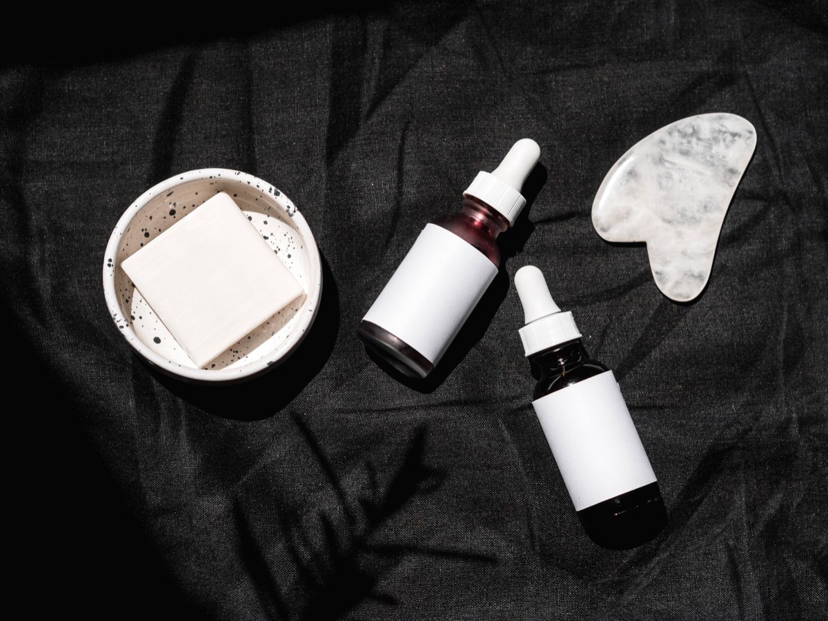 routine di cura della pelle con sieri di lusso