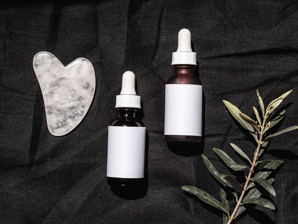 Produtos de cuidados com a pele e rotina de skincare francesa.