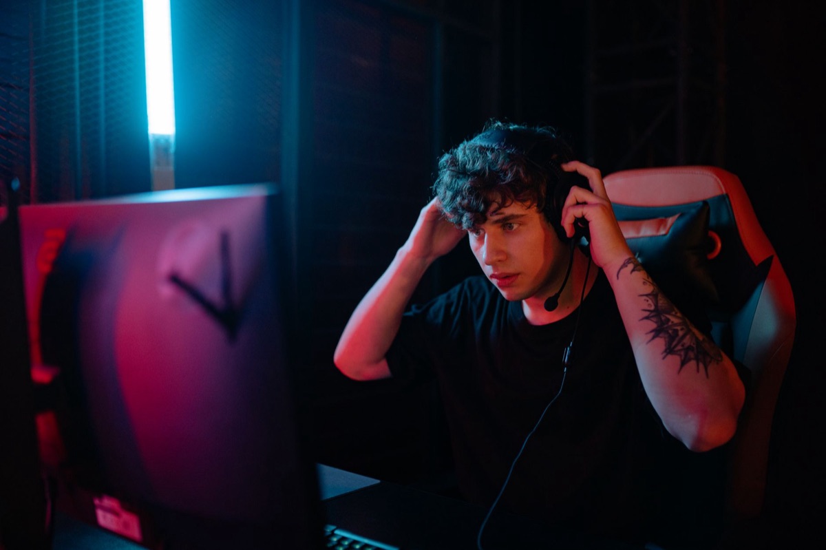 Configuración de gaming profesional con monitor y auriculares