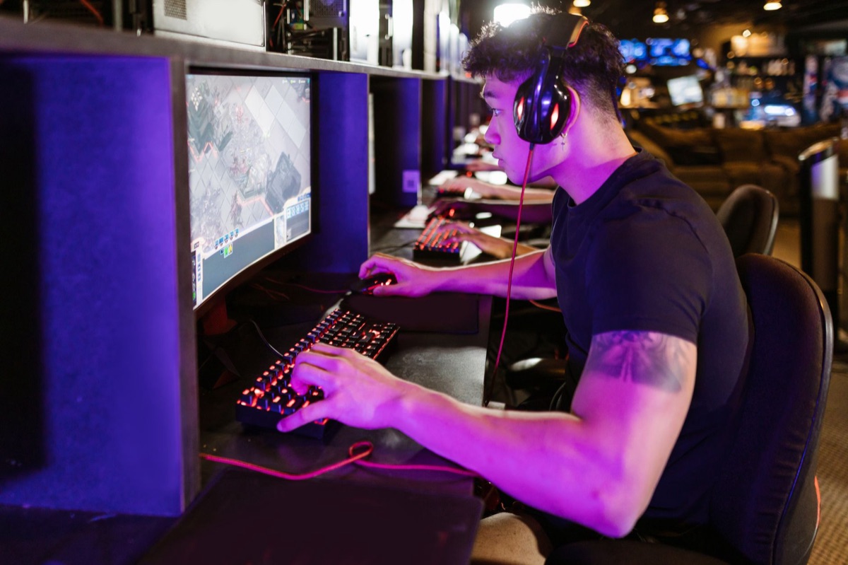 Ambiance d'une arène d'e-sport avec spectateurs