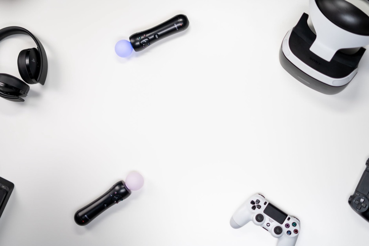 Controller per videogiochi e cuffie professionali