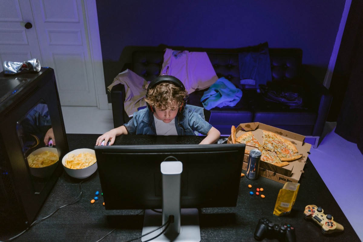 ゲームコントローラーとヘッドセットのイメージ