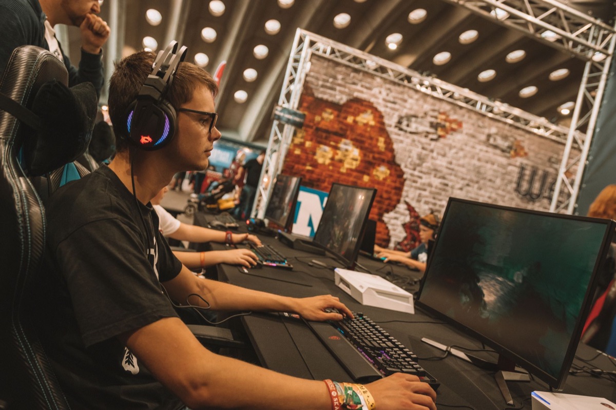 Een professionele gaming setup met monitor en headset