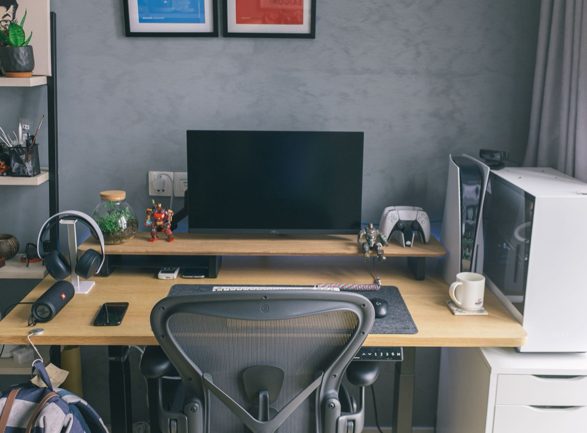 Equipamentos de gaming como controle, headset e monitor.