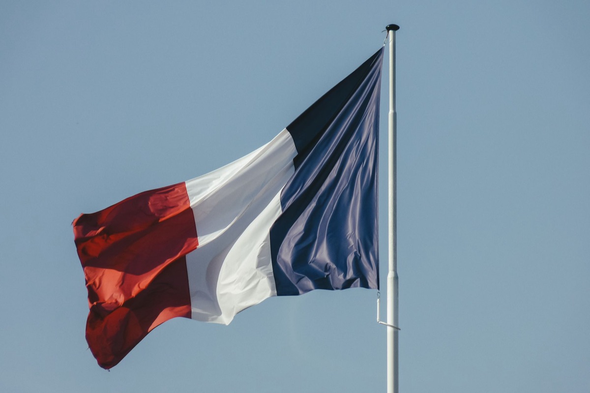 Ícone da bandeira da França representando o conteúdo nacional.