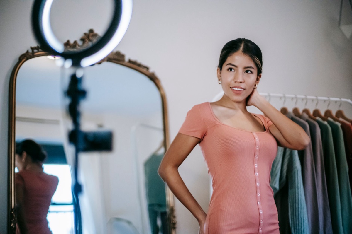französischer Influencer im Studio
