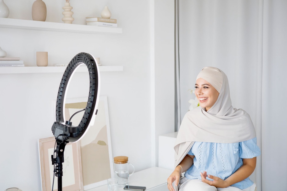 französischer Influencer mit Equipment