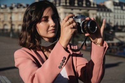 Niche Authority: How Experts Build Media Empires Online